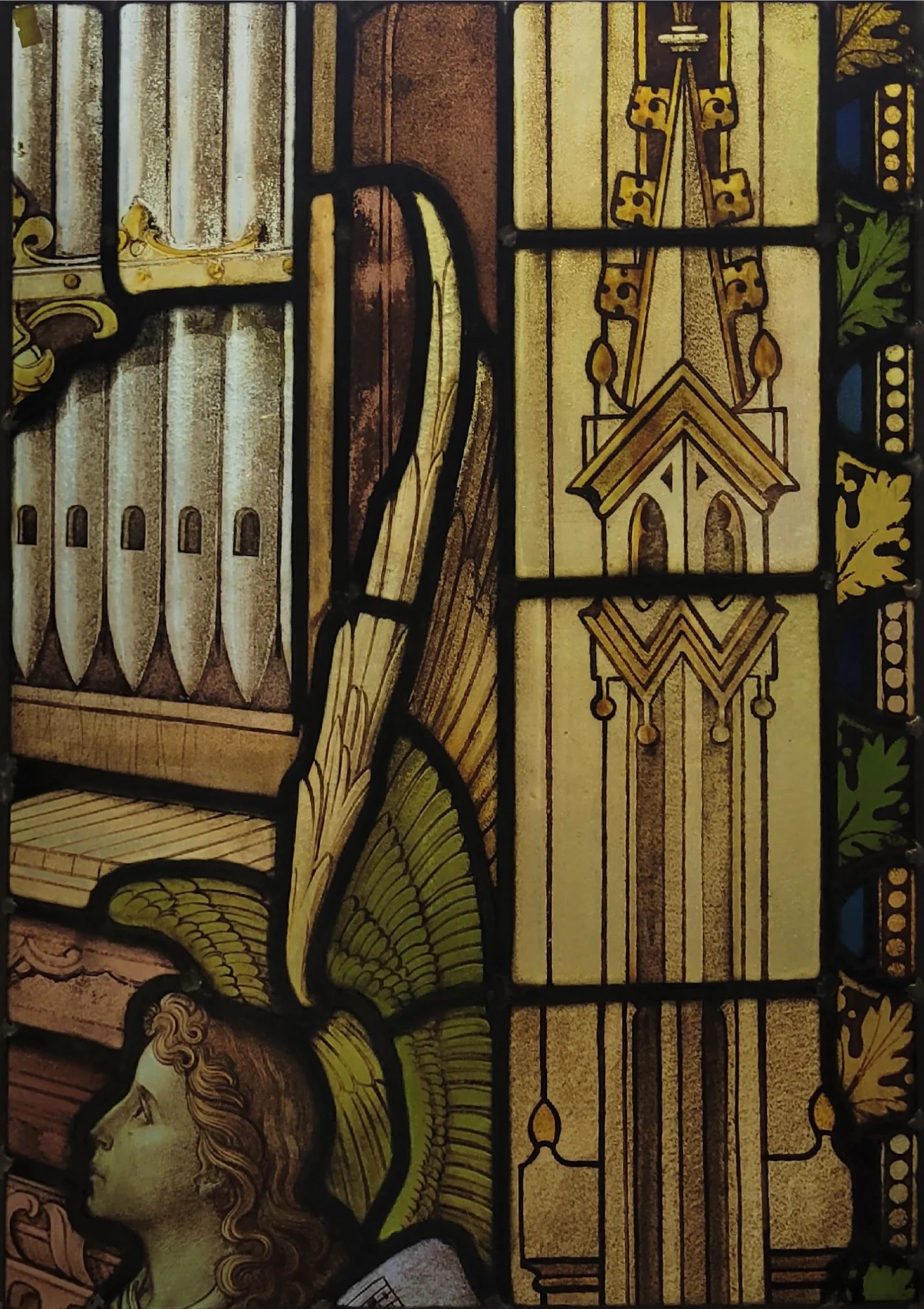 Kerkraam engel bij orgelpijpen